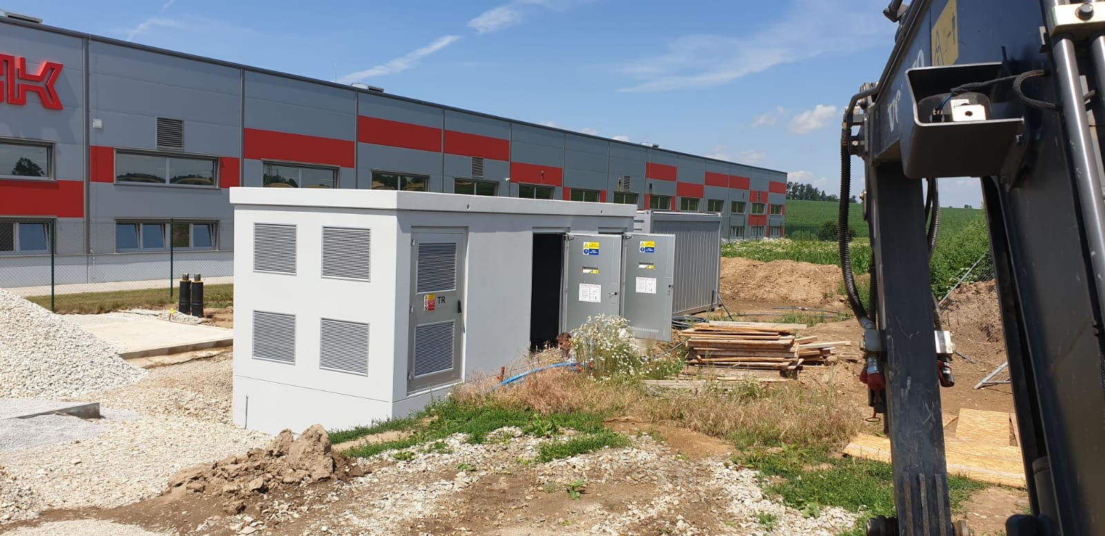 Dvorní fasáda pražské Vysoké školy finanční a správní