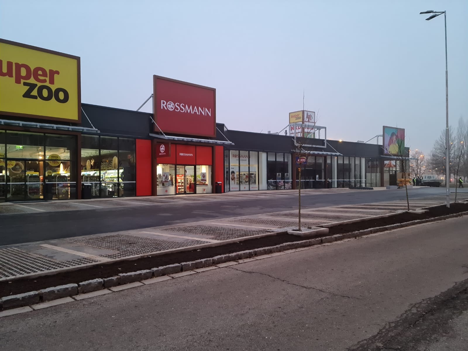 Přístavba obchodního centra ATU Hradec Králové